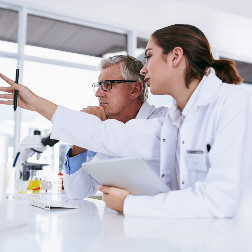 Man and woman in an R&D lab collaborating.